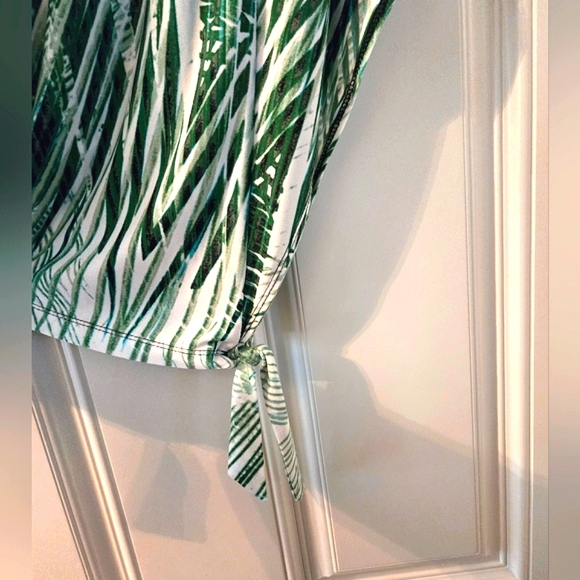 Clearance ☆ Avenue Plus-Size 22-24 Poncho Blouse • Foliage print - Picture 6 of 12